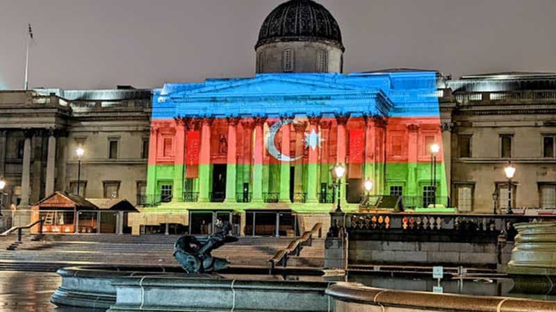 Londonda altı bina Azərbaycan bayrağının rənglərinə boyandı (FOTO)