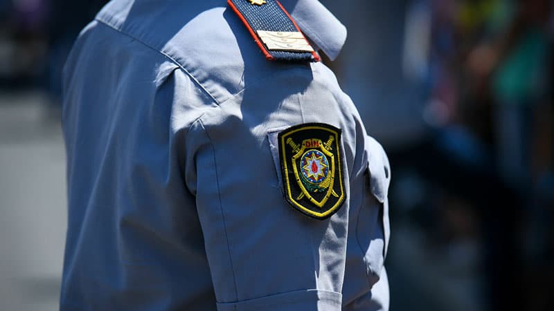 Polis əməkdaşı ehtiyatsızlıq etdi, güllə yarası aldı