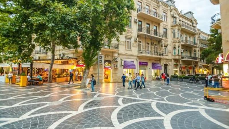 “Tarqovı”da külək binanın eyvanını uçurdu - Xəsarət alanlar var