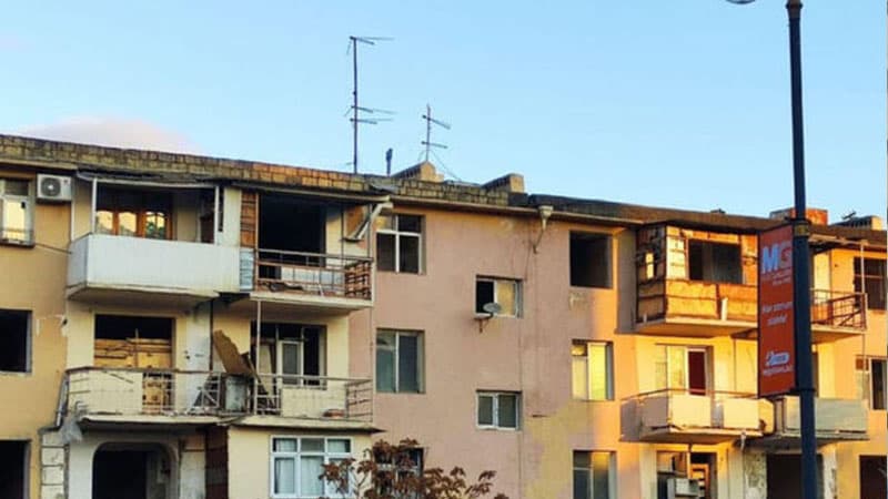 Bakının bu hissəsində “xruşovka”lar sökülür (FOTOLAR)