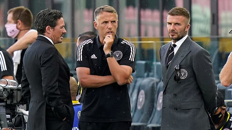 Məşhur veteran futbolçu komandasından 10 nəfəri qovdu, öz oğlunu dəvət etdi