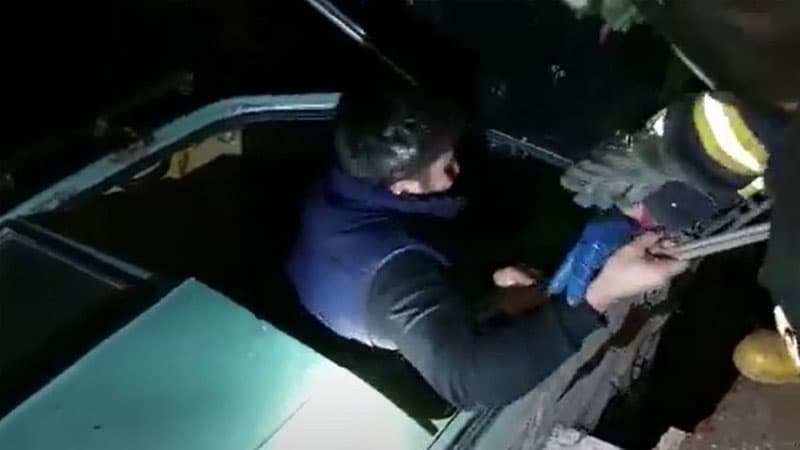Şəmkirdə yol qəzası: Avtomobil körpüdən asılı qaldı (VİDEO)