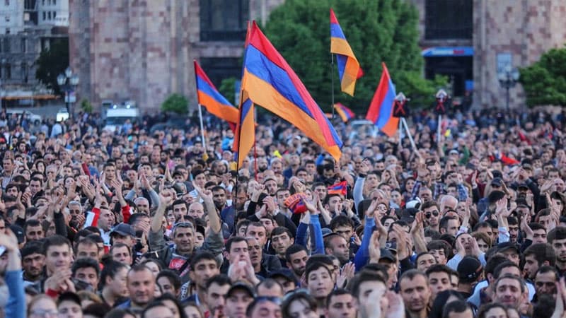 Ermənistanda etiraz aksiyası: Mərkəzi küçələr bağlandı
