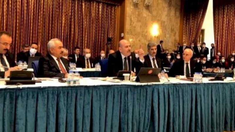 Türkiyə daxili işlər naziri deputata əsəbiləşdi: “Orada şəhid veririk, sən isə boş-boş gülürsən” (VİDEO)