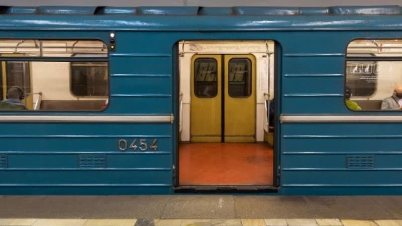 Metroda pilləkəndən qatarın damına tullanan gənc: "Tələsirdim"