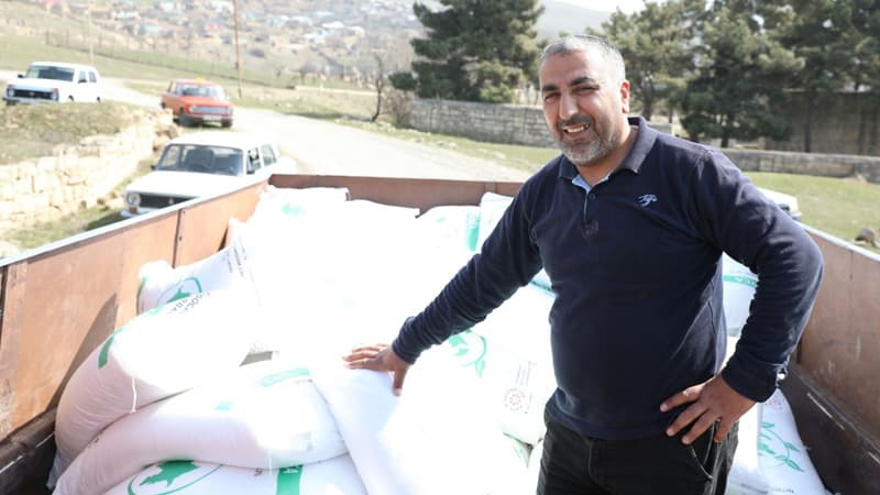 Mineral gübrələrin səyyar satış xidməti fermerlərin işini asanlaşdırıb (FOTOLAR)