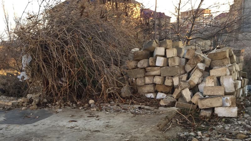 Bakıda dayanacağı söküb yerini 5000 manata satıblar? (İDDİA/FOTO) 