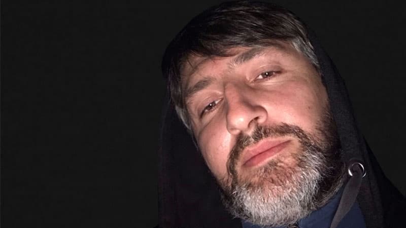 "Azdrama"nın evsiz aktyoru maşında gecələyir: Rahat yuxu üçün ölürəm... (VİDEO)