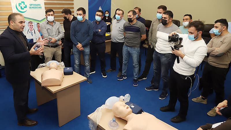 Premyer Liqa klublarının həkimlərinə təlim keçildi, tibbi avadanlıqlar paylanıldı
