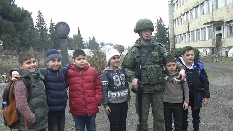 Rus sülhməramlılar minə yaxın erməni uşağa Yeni il hədiyyələri payladı