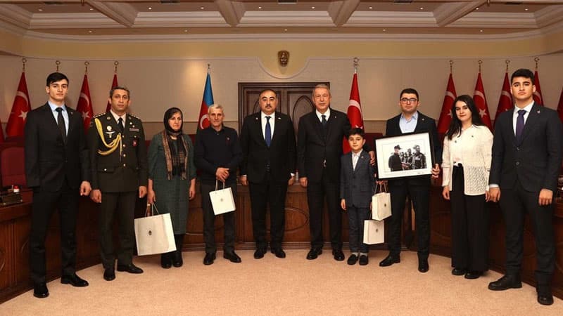 Hulusi Akar Vətən müharibəsi şəhidi Valeh Məmiyevin ailə üzvləri ilə görüşdü (FOTOLAR)