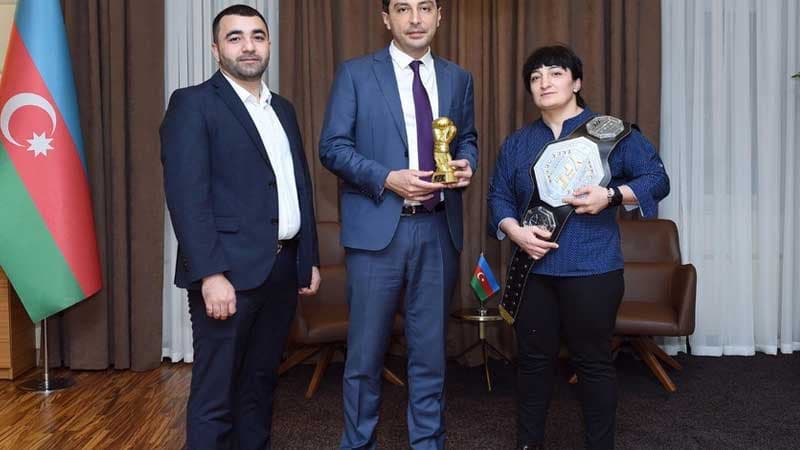 Nazir erməniyə qalib gələn idmançı ilə görüşdü