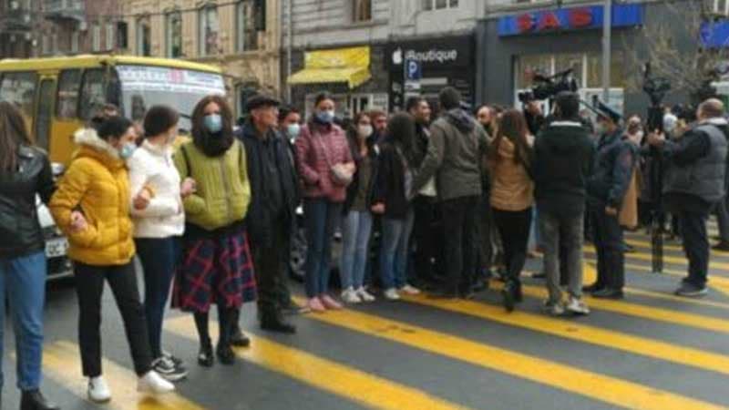 İrəvanda küçə ticarətinə qadağa qoyuldu: Satıcılar Paşinyandan narazıdır (VİDEO)