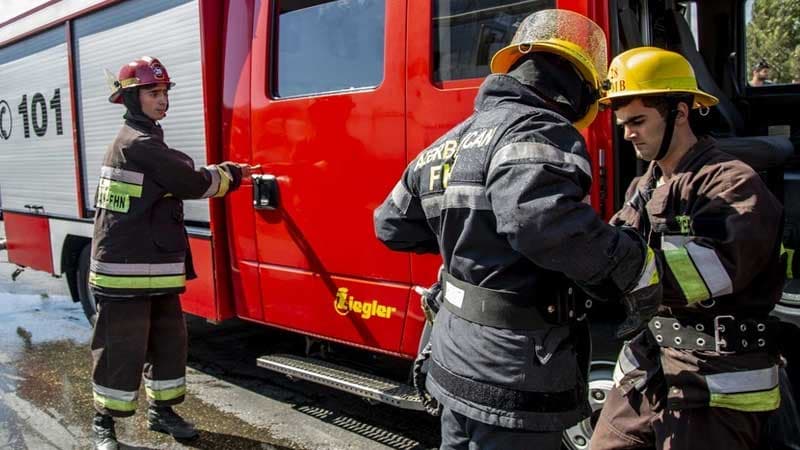 Bakıda yanğın zamanı 2 nəfər zəhərlənib, sakinlər təxliyə olundu