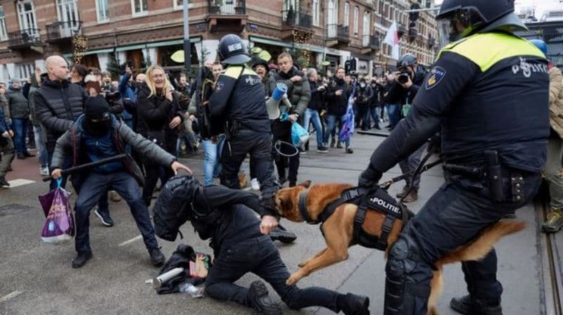 Amsterdamda polislə aksiyaçılar arasında toqquşma (VİDEO)