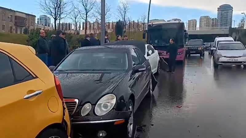 Bakıda avtobus maşınlara çırpıldı (VIİDEO)
