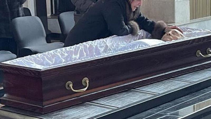 Vəzirovun tabutu başında ağlayan qadın kim idi? (FOTO)
