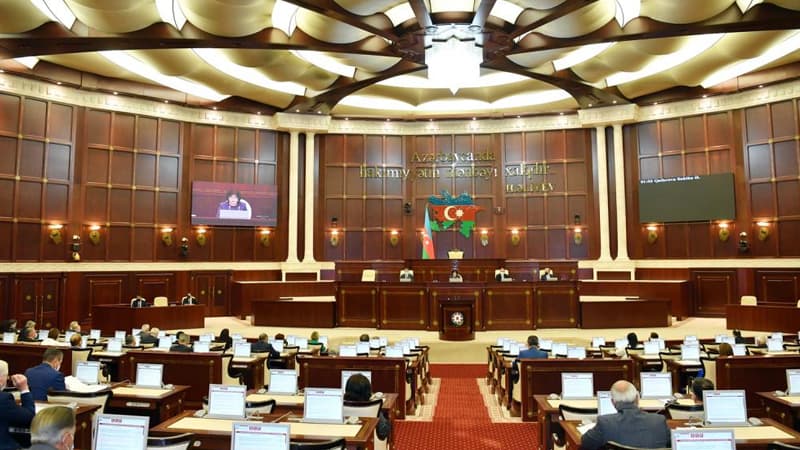 Milli Məclisin deputatları tətildən qayıtdı