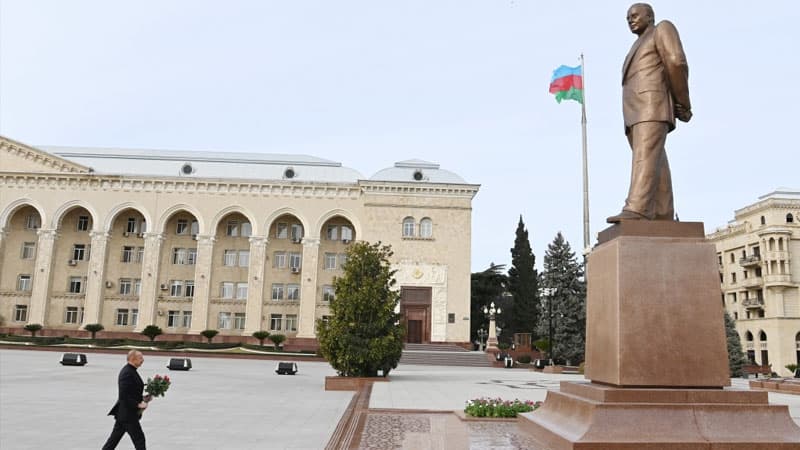 İlham Əliyev Gəncədə Heydər Əliyevin abidəsini ziyarət edib (FOTO)