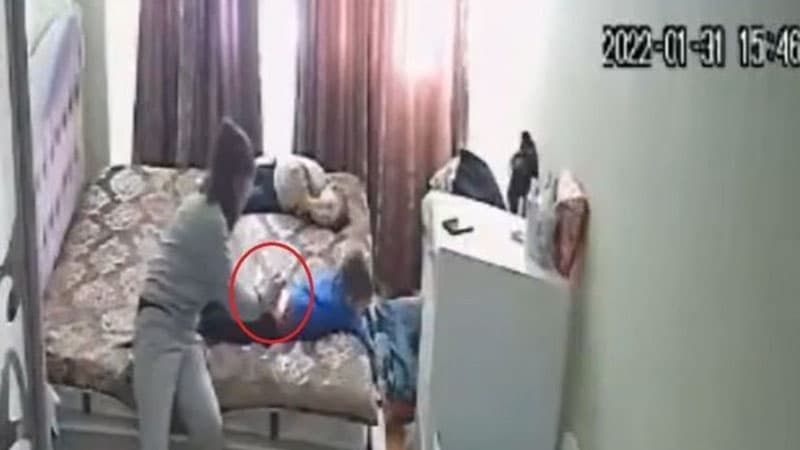 Bakıda uşağa şprislə işgəncə verən dayə polisə çağırıldı