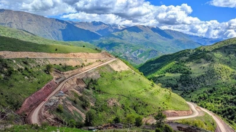 Özündə 8 stansiya, 3 tunel, 41 körpü və 4 yol ötürücüsünü birləşdirən Zəngəzur dəhlizi