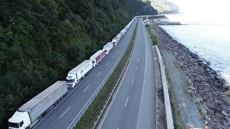 Azərbaycana gəlmək istəyən yük maşınları Gürcüstan-Türkiyə sərhədində qaldı (FOTOLAR)