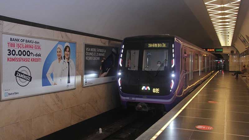 Bakı metrosunda sərnişin qatar yoluna düşdü