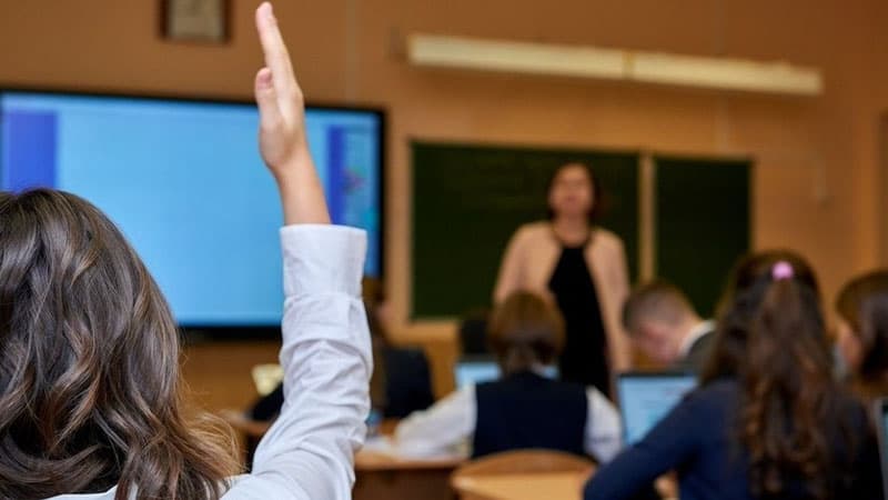 Ekspertdən deputatın təklifinə cavab: Orta məktəblərdə təhlükə daha böyükdür