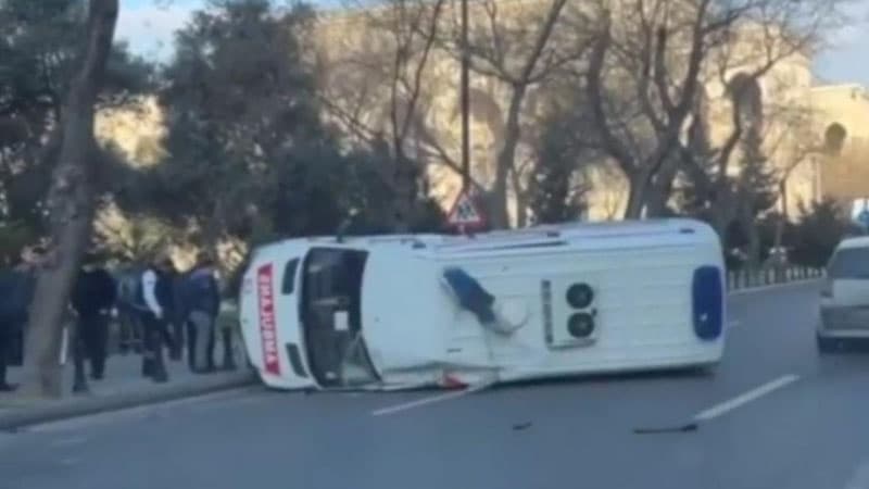 Bakıda təcili yardım maşını aşdı: Xəsarət alan var (FOTO/VİDEO)
