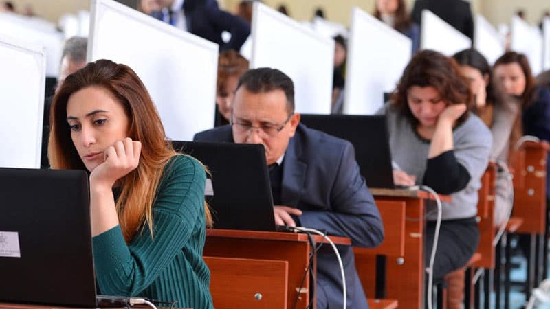 Dövlət qulluqçusu olmaq istəyənlər imtahan verdi