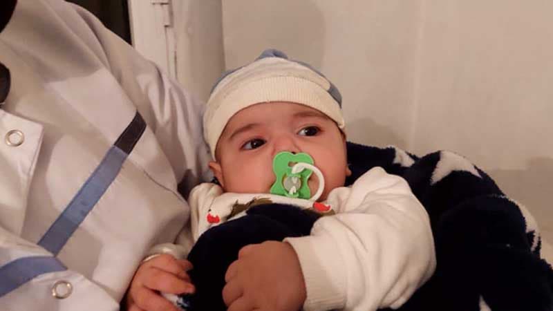 Gəncədə 3 aylıq körpə küçəyə atıldı (FOTO)