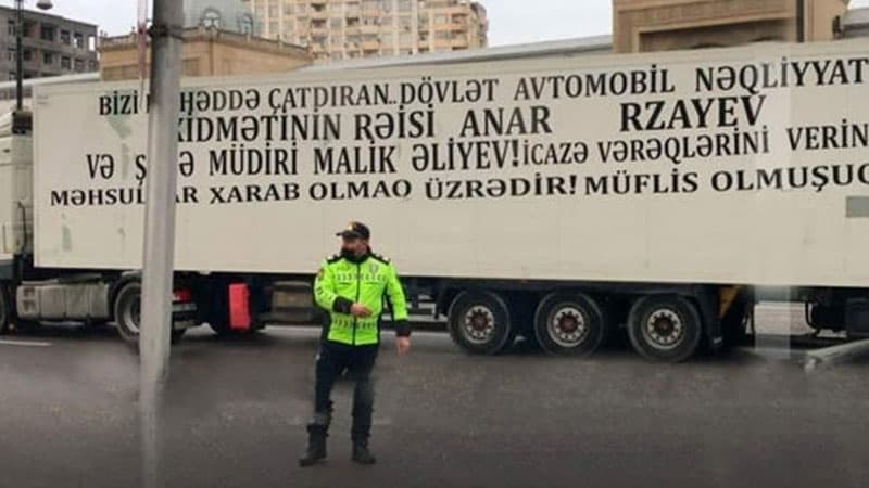 Yük avtomobili sürücülərinin yolu bağlamasına görə cinayət işi açıldı
