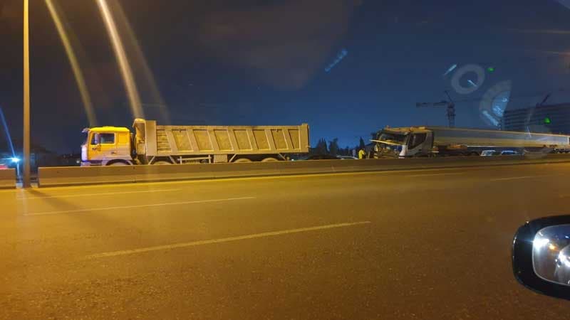 Bakı-Sumqayıt yolunda yük maşını qəza törətdi - Yol bağlandı (FOTO)