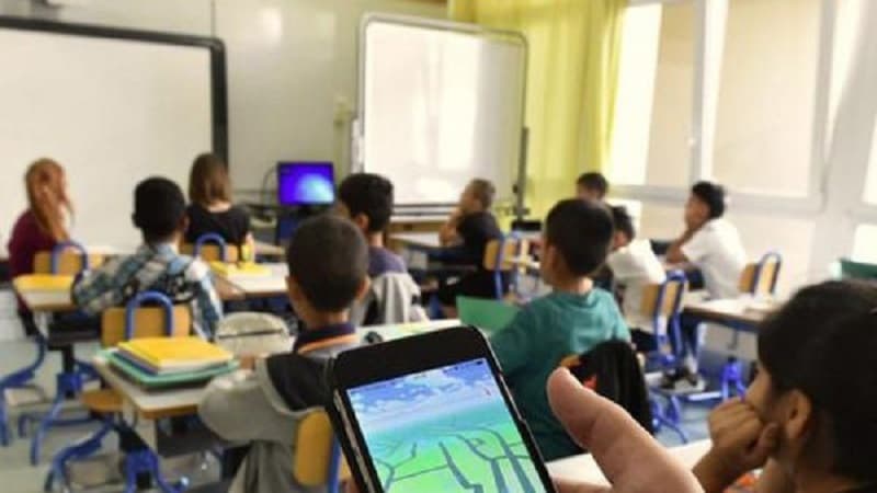 Məktəblərdə şagirdlərdən telefonların yığışdırılması nə dərəcədə doğrudur?