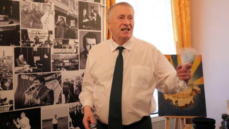 Jirinovskidən xəbər var: Həkimlər gündə iki dəfə onu yerində çevirirlər