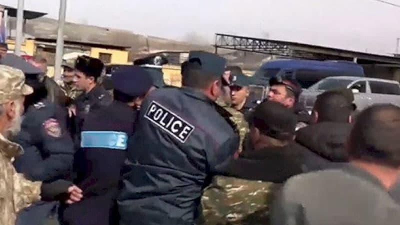 İrəvanda aksiya: Ermənilər deputatlarımızın yolunu kəsmək istədilər (VİDEO)
