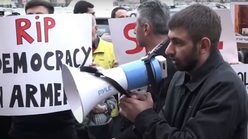 Erməni fəaldan Avropaya ittiham: “Demokratiyanın boğulmasına məhəl qoymurlar”