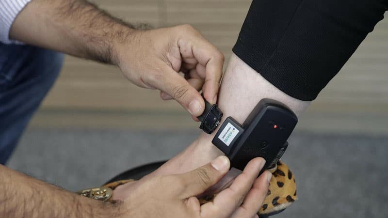 Nazirliyin keçmiş vəzifəli şəxsinə elektron qolbaq taxılıb
