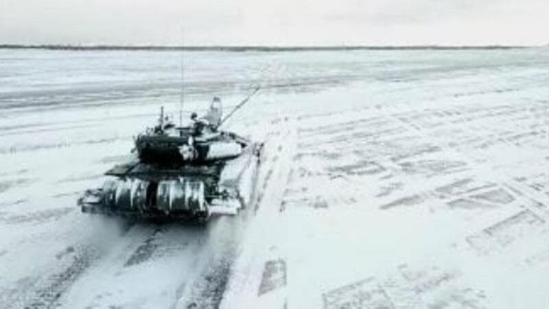 Ukrayna rusların iki tankını və bir neçə yük maşınını məhv etdi (VİDEO)