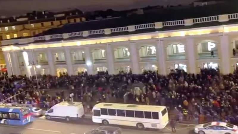 Rusiyada insanlar müharibəyə etiraz edirlər (VİDEO)