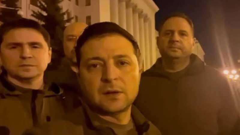 Zelenski Kiyev küçələrindən xalqa müraciət etdi: "Biz buradayıq" (VİDEO)