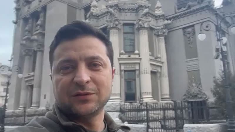 Zelenski: “Mən buradayam və silahı yerə qoymayacağıq” (VİDEO)