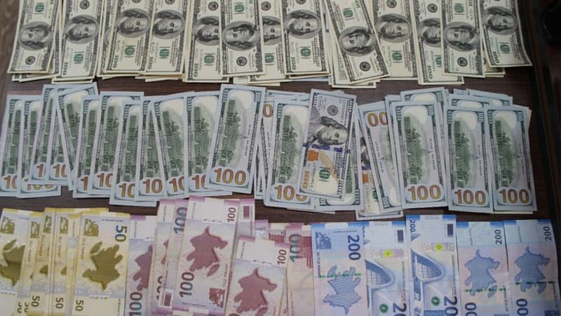 Qaxda ilginc oğurluq: 9,3 min dolları torpağa basdırdılar (FOTOLAR)