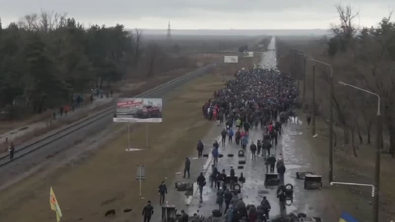 Zaporojye AES-in işçiləri yolu bağladı, rusları şəhərdən uzaqlaşdırdı (VİDEO)