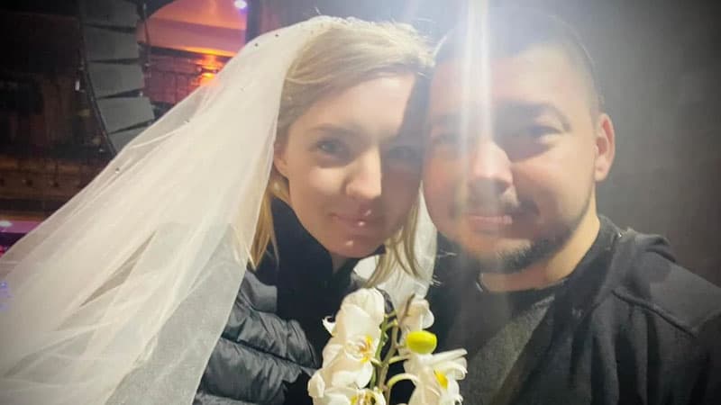 Döyüşlərin getdiyi Kiyevdə polislə jurnalist toy etdi (FOTO)