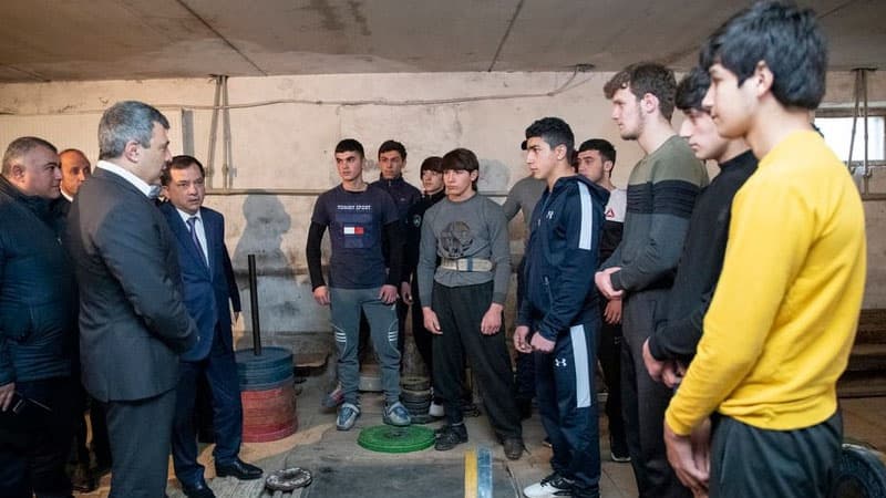 İnam Kərimov Qazaxda gənc ağırlıqqaldıranlarla görüşdü
