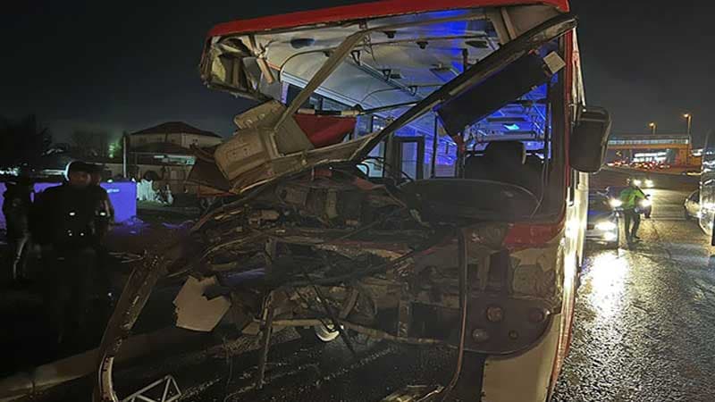 Bakıda avtobusla kommunal xidmət maşını toqquşdu, yaralılar var (FOTO)