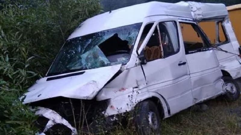 Şəmkirdə mikroavtobus kranla toqquşdu - Üç nəfər xəsarət aldı