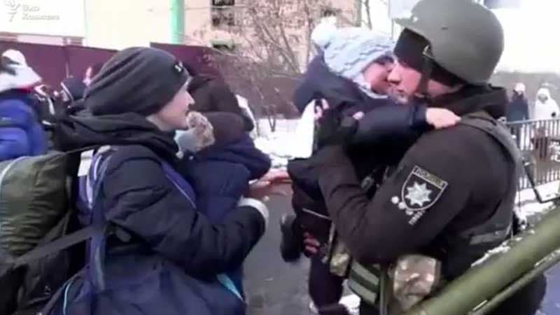 İrpendən ürək parçalayan görüntülər: Ukraynalı polis körpə oğlu ilə vidalaşır (VİDEO)