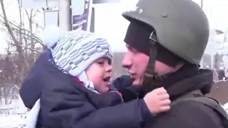 Ukraynalı polisin körpəsi ilə vidalaşma anı... (VİDEO)